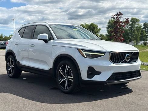 Used 2023 Volvo XC40 B5 Plus AWD/4WD image 1
