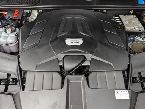 Used 2019 Porsche Cayenne w/ Premium Package image 31