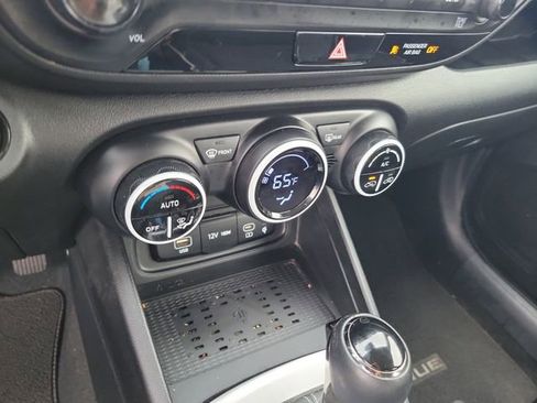 Used 2025 Hyundai Venue Limited image 23