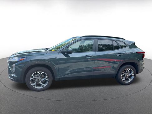 Used 2025 Chevrolet Trax LT FWD image 4