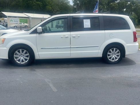 Used 2013 Chrysler Town & Country Touring FWD image 4