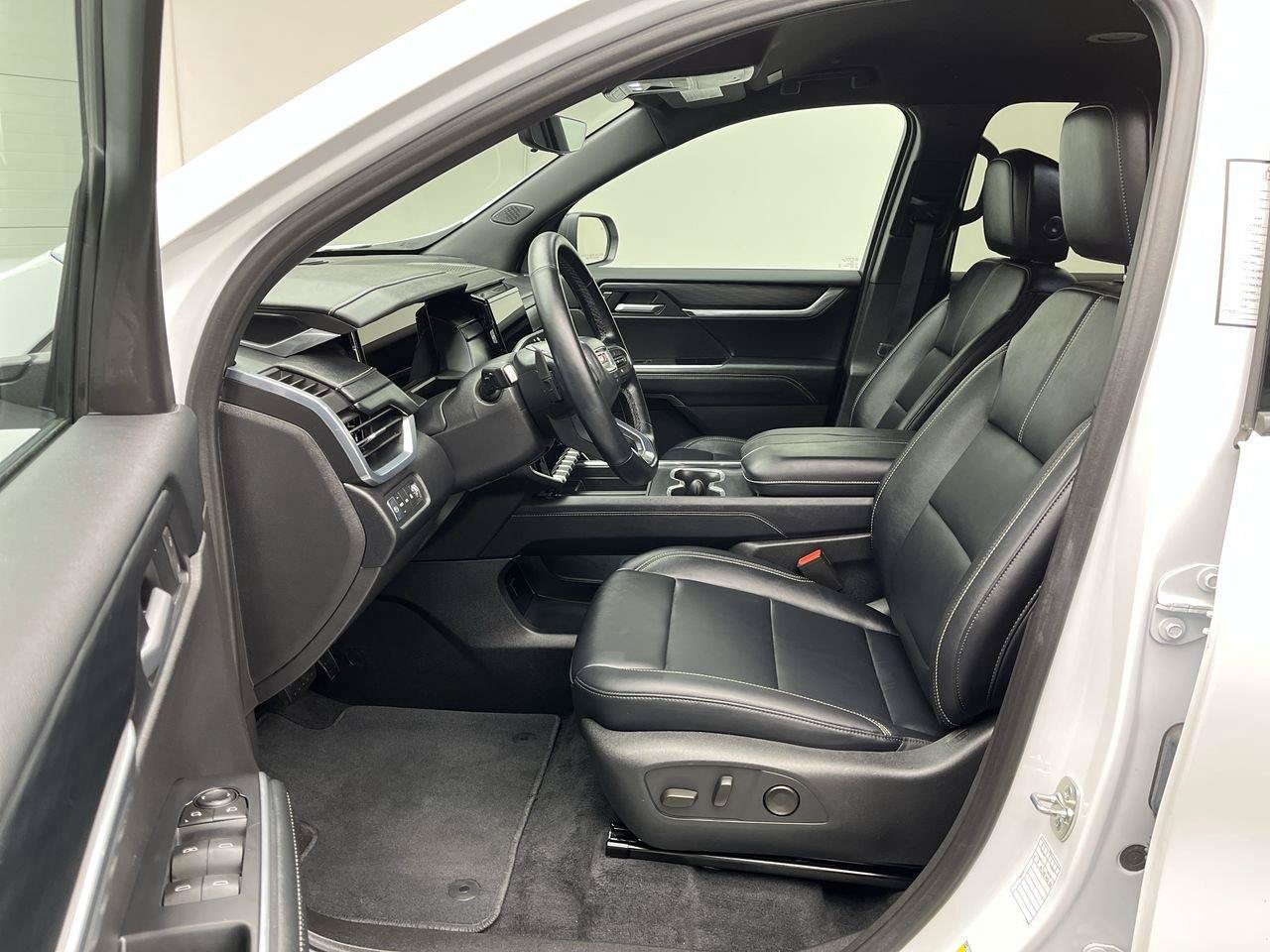 Certified 2026 GMC Acadia Elevation w/ Elevation Premium Package AWD/4WD image 10