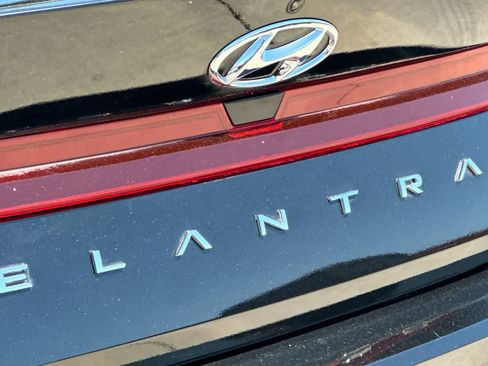 Used 2023 Hyundai Elantra SE FWD image 25