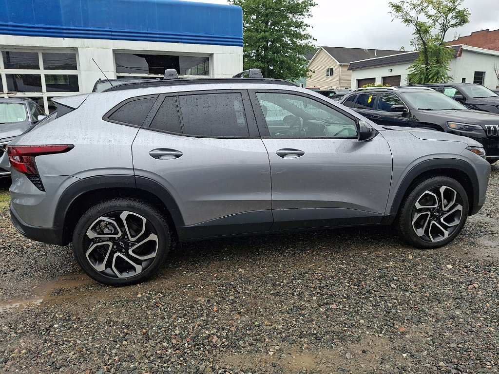 Used 2024 Chevrolet Trax RS w/ Sunroof Package FWD image 9