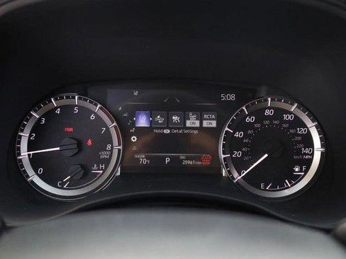 Used 2025 Toyota Highlander LE FWD image 12