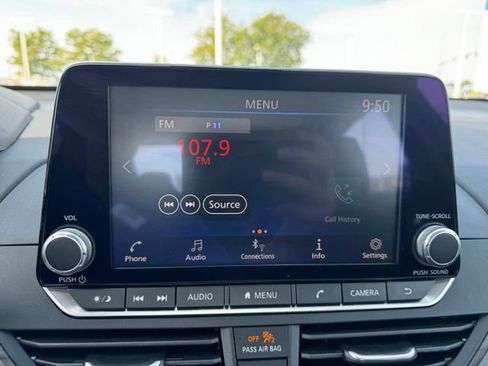 Used 2025 Nissan Altima 2.5 SV FWD image 24