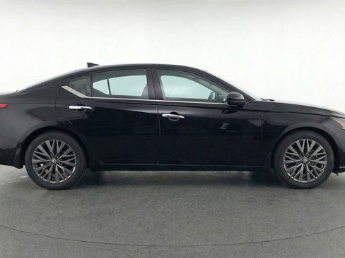 Used 2025 Nissan Altima 2.5 SV FWD image 11