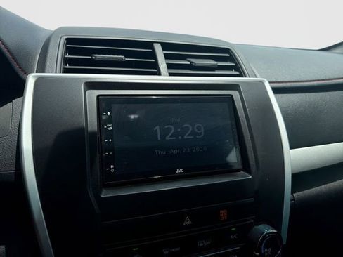 Used 2015 Toyota Camry SE w/ Moonroof Package image 18