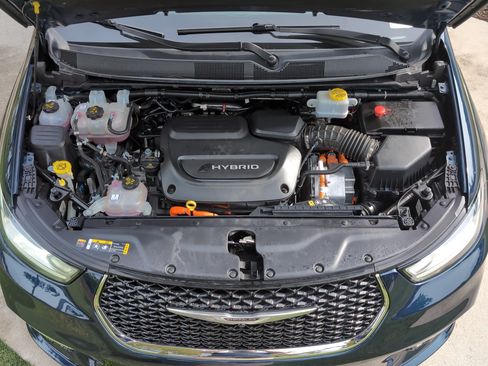 Used 2023 Chrysler Pacifica Limited FWD image 35