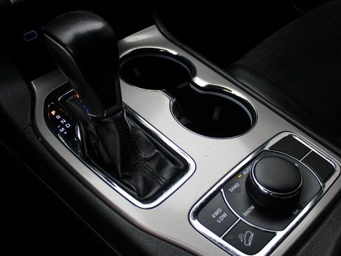 Used 2022 Jeep Grand Cherokee Laredo X image 20