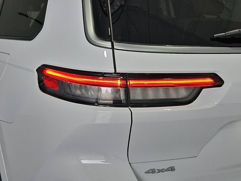 Used 2025 Jeep Grand Cherokee L Summit AWD/4WD image 7