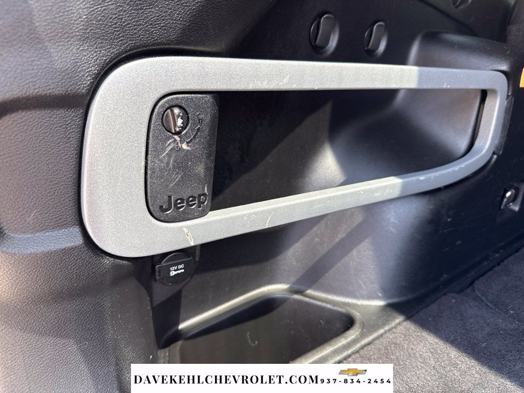 Used 2014 Jeep Cherokee Latitude FWD image 25