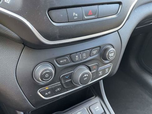 Used 2020 Jeep Cherokee Latitude w/ Cold Weather Group AWD/4WD image 29