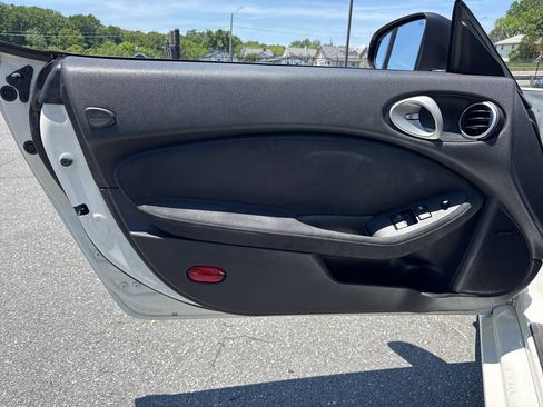 Used 2015 Nissan 370Z Touring RWD image 23