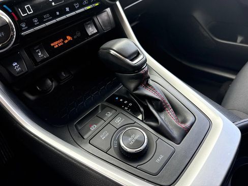 Used 2022 Toyota RAV4 SE w/ Weather & Moonroof Package AWD/4WD image 17