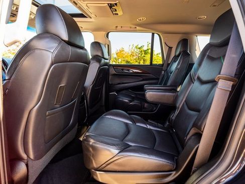 Used 2018 Cadillac Escalade Luxury image 6