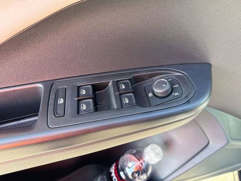 Used 2025 Volkswagen Taos SE FWD image 15