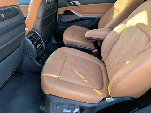 Used 2023 BMW X7 xDrive40i w/ Premium Package image 38