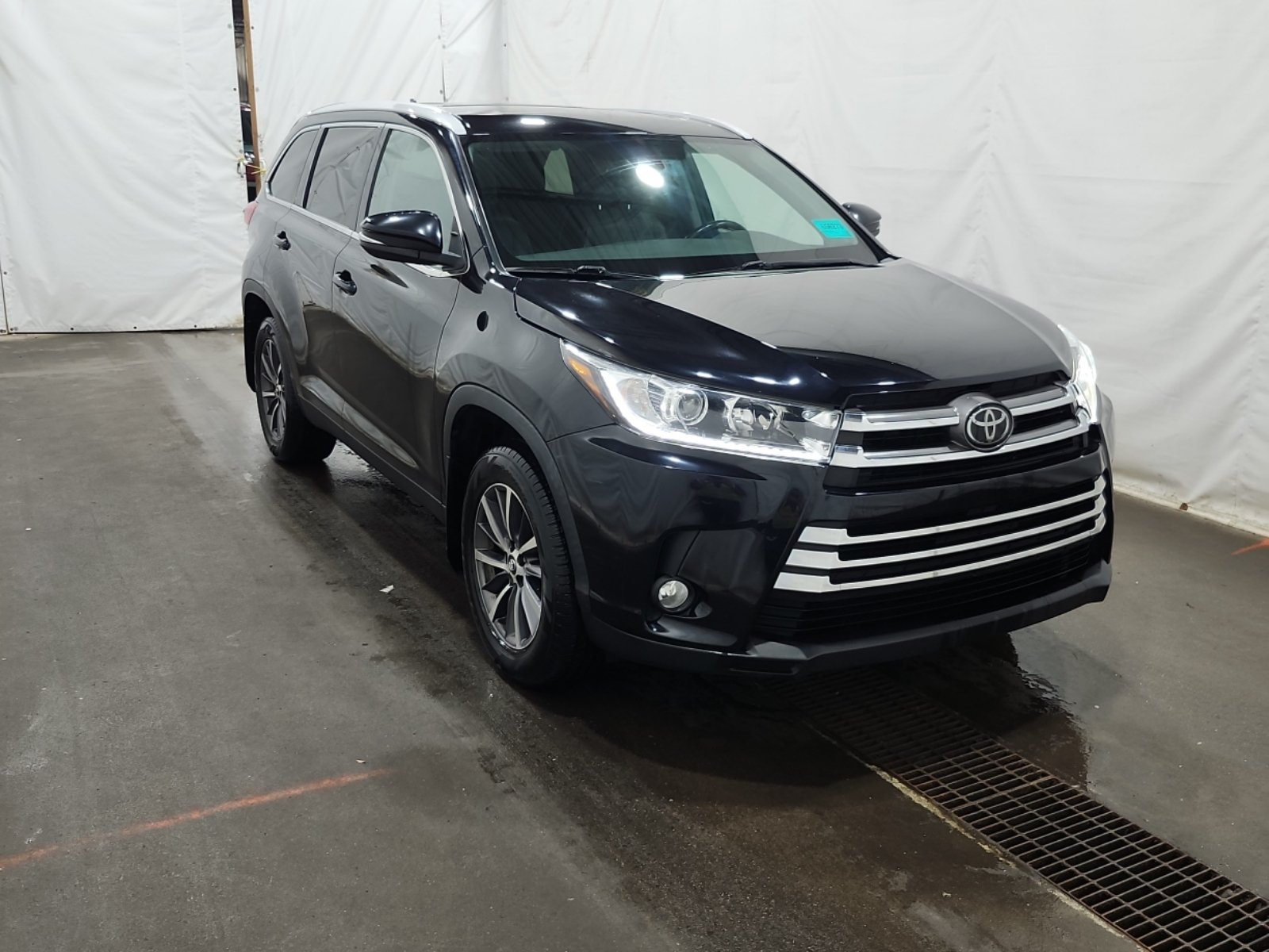 Used 2019 Toyota Highlander XLE AWD/4WD image 6