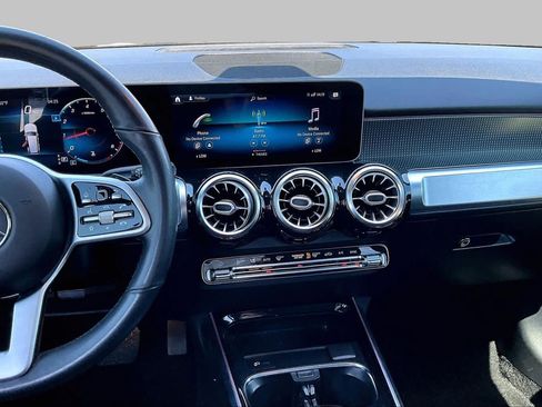 Used 2021 Mercedes-Benz GLB 250 4MATIC w/ Premium Package image 6
