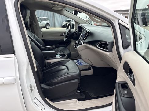 Used 2024 Chrysler Pacifica Touring-L image 10
