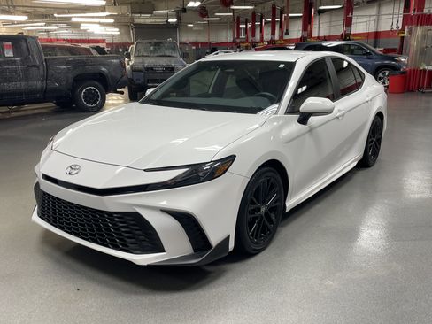Certified 2025 Toyota Camry SE image 5