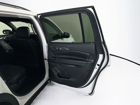 Used 2025 Chevrolet Traverse LT FWD image 32
