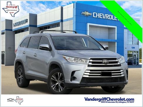 Used 2019 Toyota Highlander LE FWD image 1