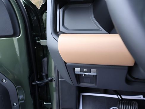 New 2026 Land Rover Defender 130 X-Dynamic SE image 34