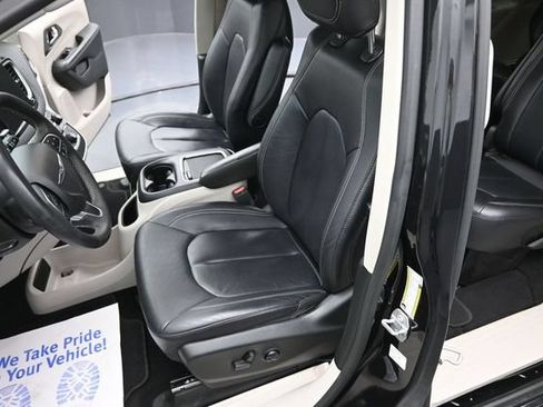 Used 2022 Chrysler Pacifica Touring-L FWD image 19