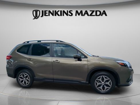 Used 2023 Subaru Forester Premium image 9