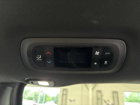 Used 2025 Chrysler Pacifica Limited FWD image 18