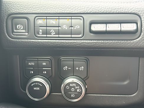 Used 2021 GMC Yukon Denali w/ LPO, Illumination Package image 36