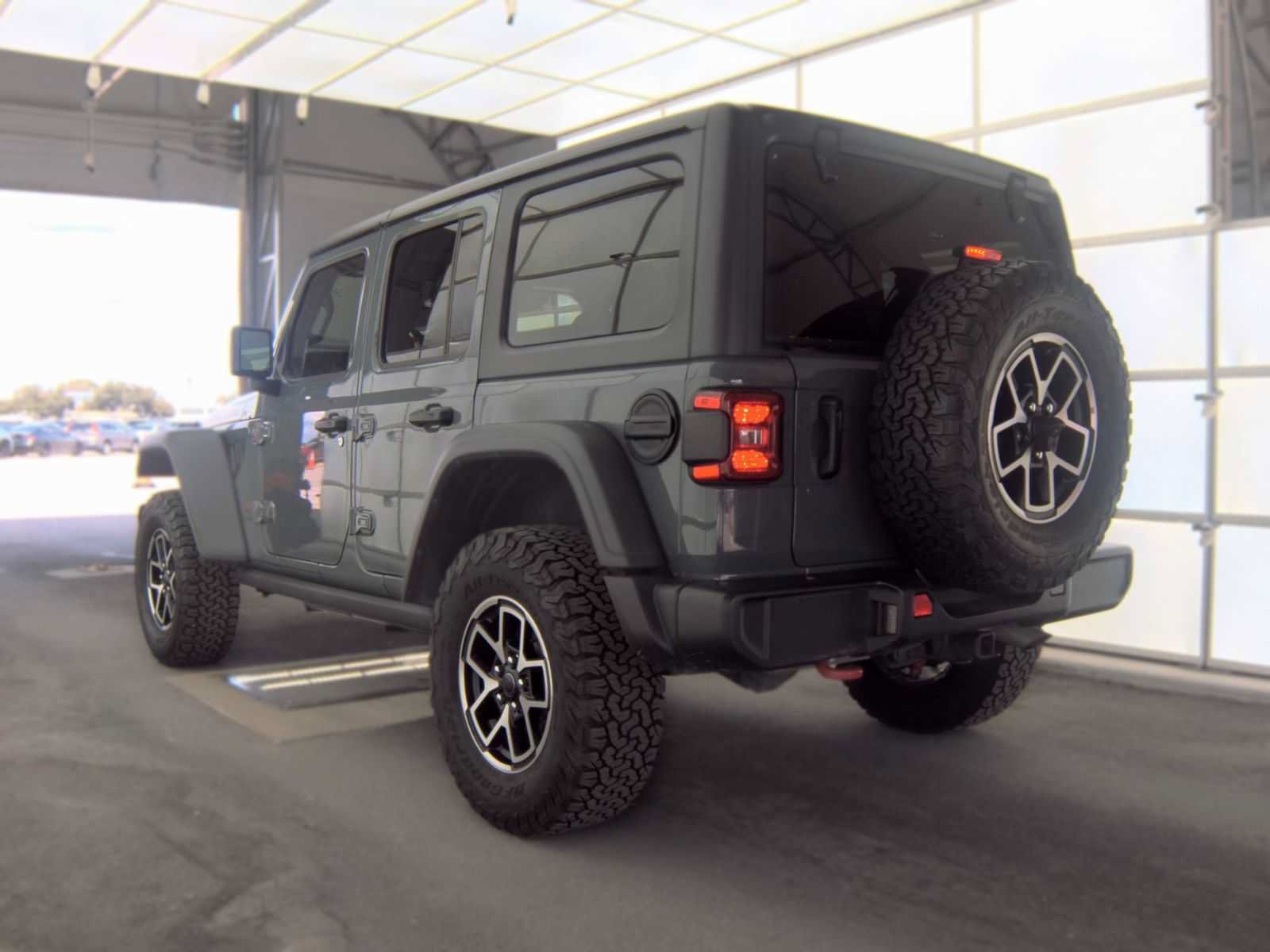 Used 2025 Jeep Wrangler Unlimited Rubicon w/ Convenience Group AWD/4WD image 5
