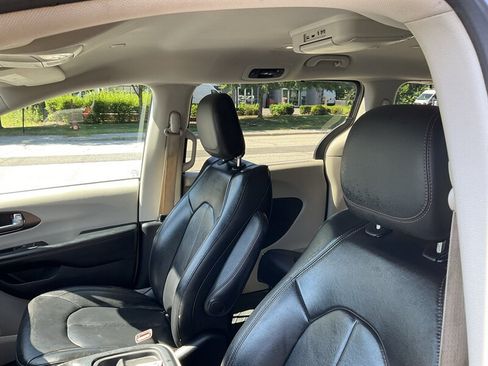 Used 2017 Chrysler Pacifica Touring-L FWD image 23