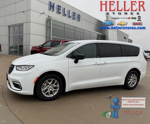 Used 2026 Chrysler Pacifica Select FWD image 1