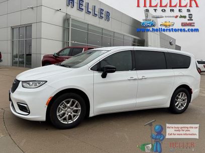 Used 2026 Chrysler Pacifica Select