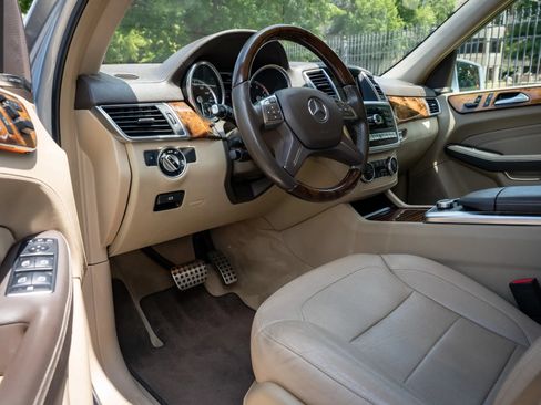 Used 2015 Mercedes-Benz ML 400 4MATIC w/ Lighting Package image 10