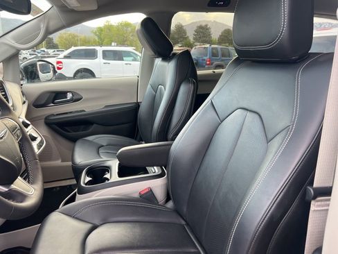 Used 2024 Chrysler Pacifica Touring-L image 24