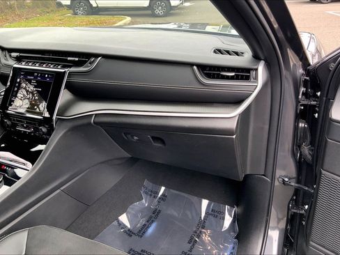 Used 2024 Jeep Grand Cherokee Altitude image 16