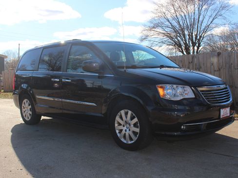Used 2016 Chrysler Town & Country Touring w/ Driver Convenience Group image 2