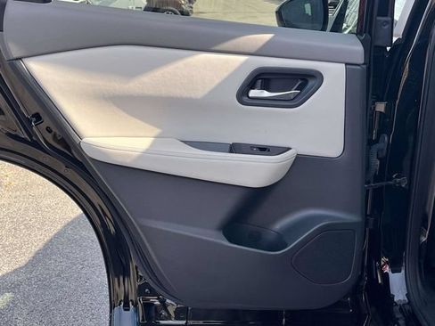 Used 2025 Nissan Rogue SV FWD image 16