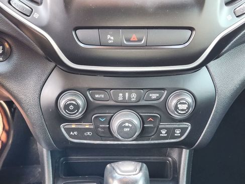 Used 2020 Jeep Cherokee Latitude Plus FWD image 18