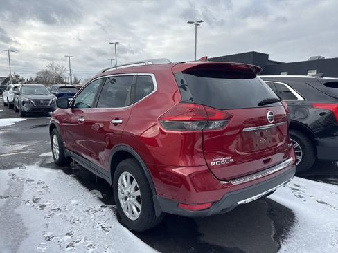 Used 2018 Nissan Rogue SV image 3