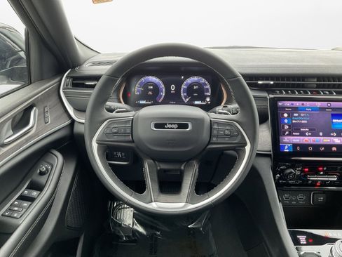 Used 2025 Jeep Grand Cherokee Limited image 13