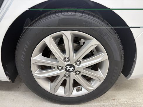 Used 2015 Hyundai Elantra SE w/ Option Group 02 FWD image 9