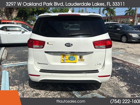 Used 2017 Kia Sedona LX w/ LX Essentials Premium Package FWD image 10