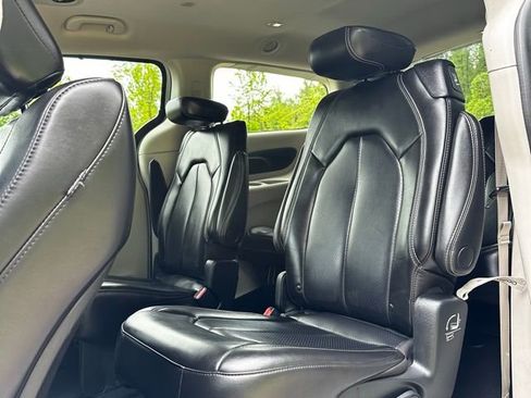 Used 2023 Chrysler Pacifica Touring-L FWD image 14