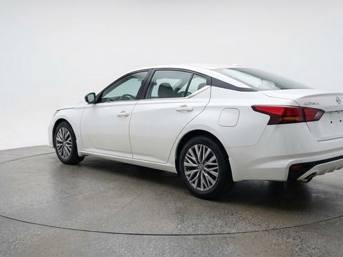 Used 2025 Nissan Altima 2.5 SV FWD image 6