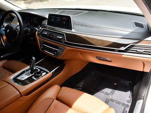 Used 2018 BMW 750i image 39